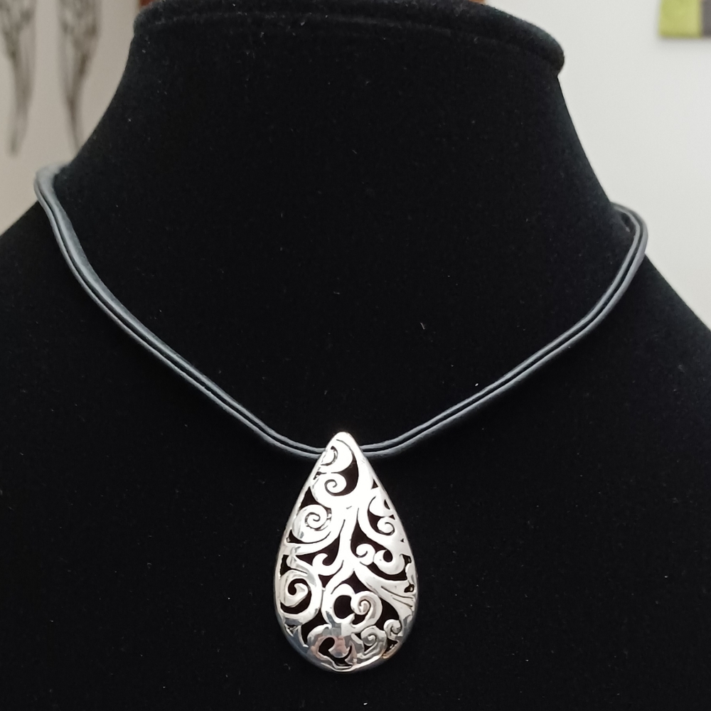 BLACK LEATHER SILVER PENDANT NECKLACE